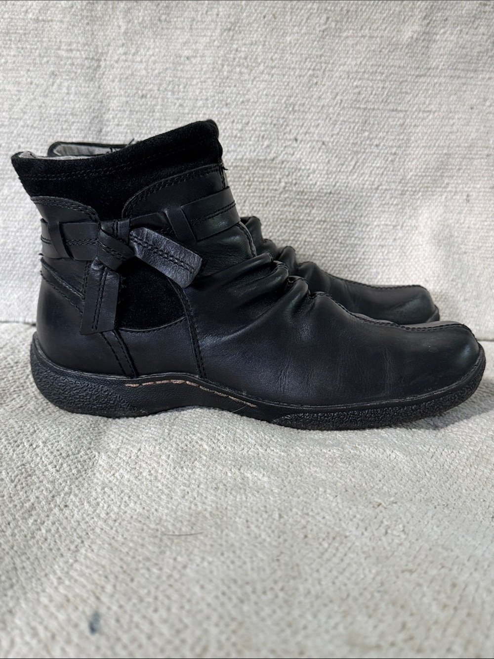 Women’s size 7 1/2 Roberto Vianni leather ankle boots